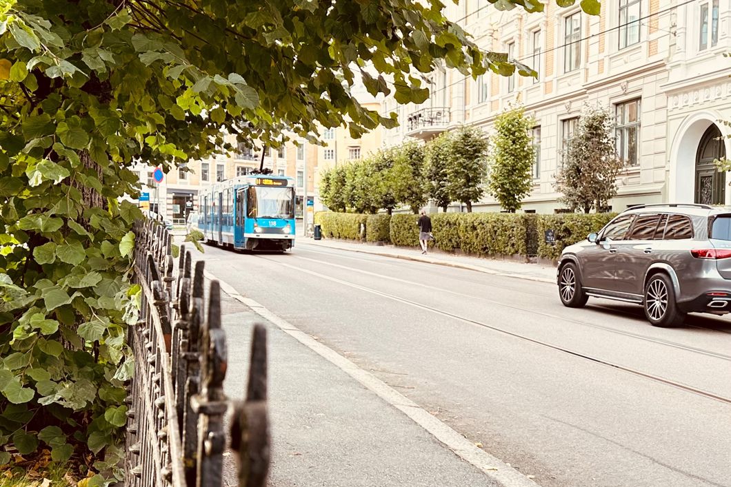 Trikk av typen SL79 i trafikk ved Riddervolds plass.