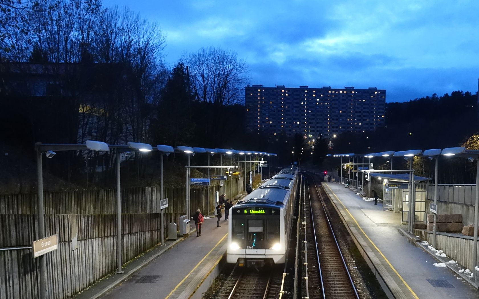T-bane ved perrong på Grorud stasjon.