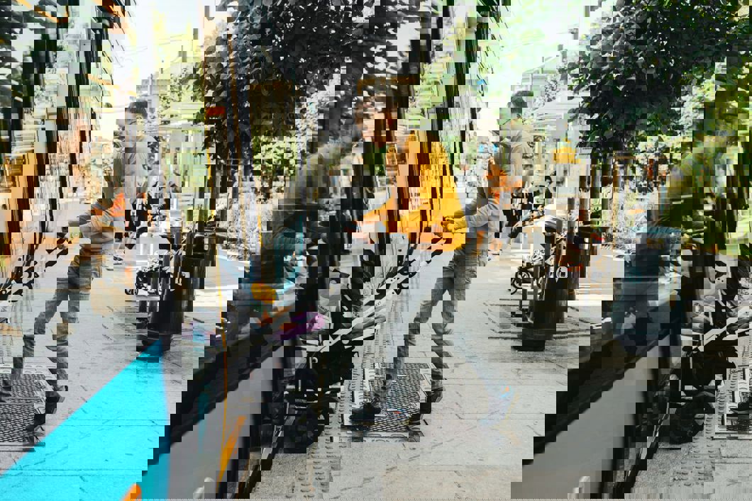 Lavgulv i alle trikker gjør det enkelt for de på hjul og trille rett inn. Foto: Sporveien