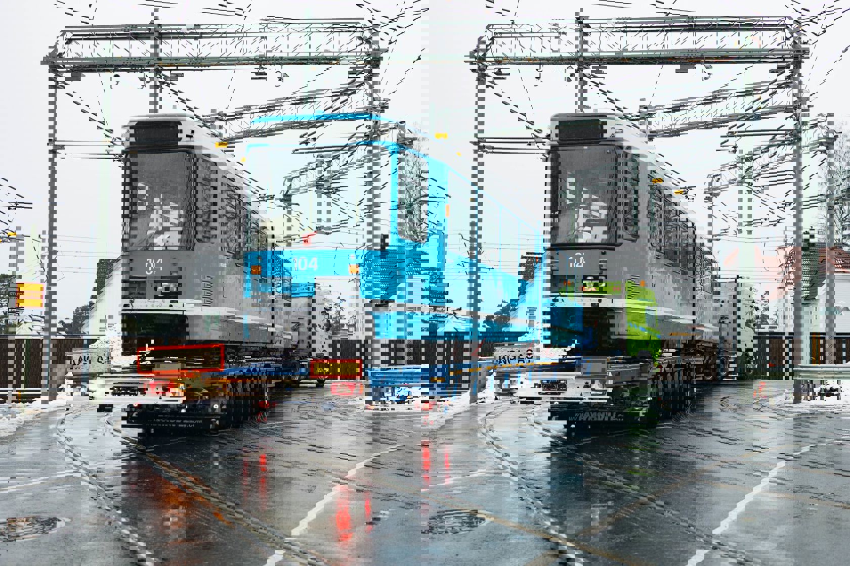 Blir nye råvarer: Tirsdag forlot vogn 104 trikkebasen til Sporveien på Holtet i Oslo. Ferden gikk til Fredrikstad der trikkene blir demontert. Noen av delene blir smeltet om til nye vedovner. Foto: Alf Simensen NTB / kommunikasjon