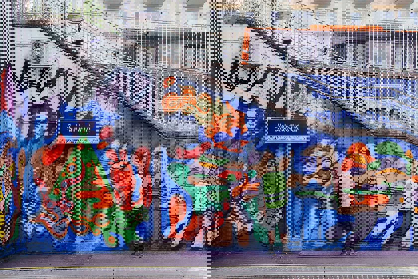 I ny drakt til åpning: Etter 3,5 måned med buss for bane kom passasjerene sist mandag tilbake til Skullerud T-banestasjon - og et helt nytt kunstverk. Her fra arbeidene. FOTO: Sporveien AS