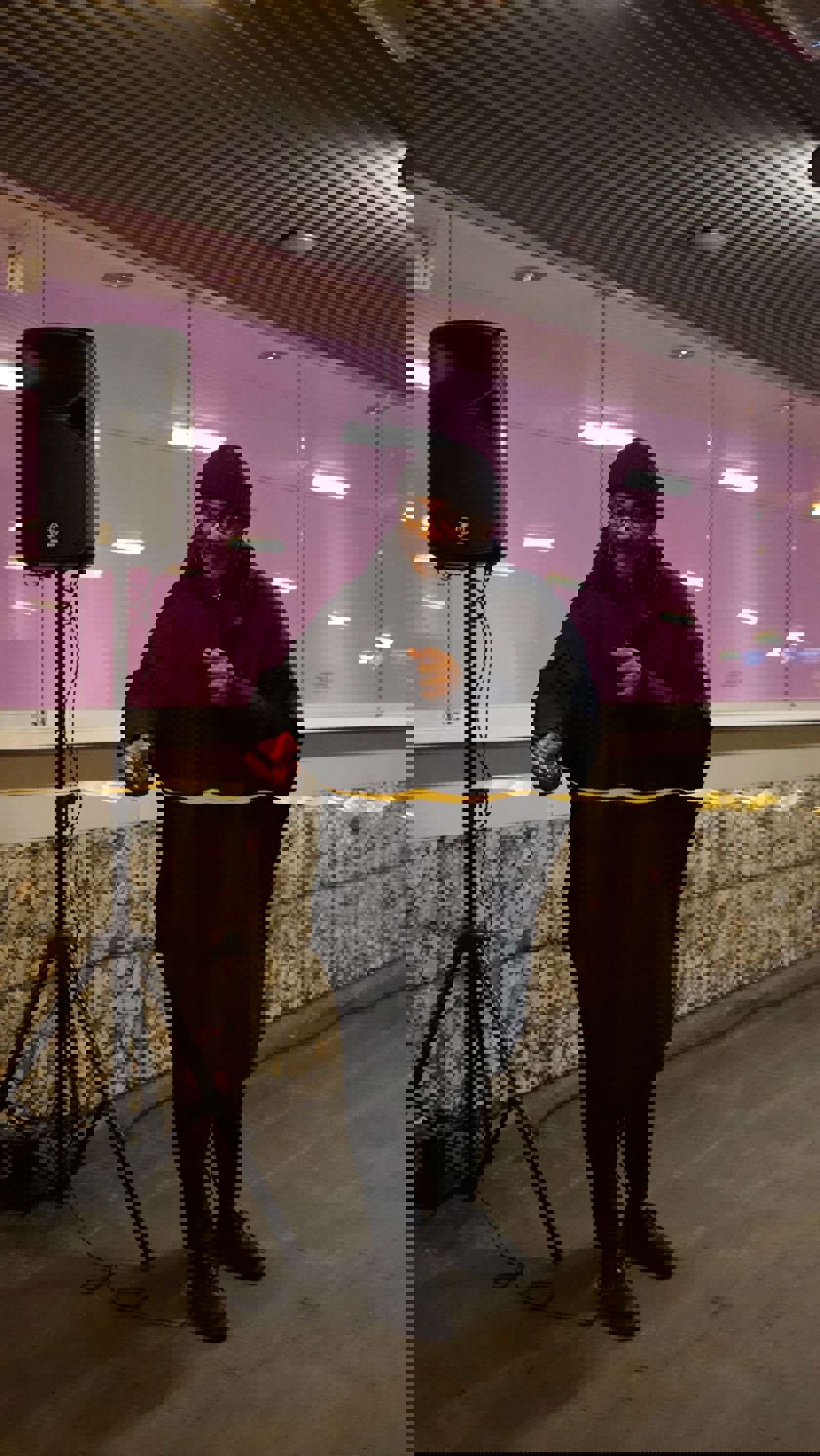 Byråd for kultur, idrett og frivillighet i Oslo kommune, Omar Samy Gamal, klipper bånd for å markere åpningen. Foto: Sporveien AS