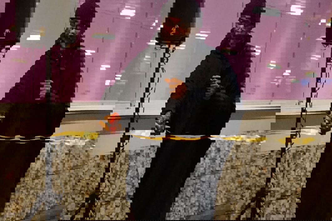 Byråd for kultur, idrett og frivillighet i Oslo kommune, Omar Samy Gamal, klipper bånd for å markere åpningen. Foto: Sporveien AS