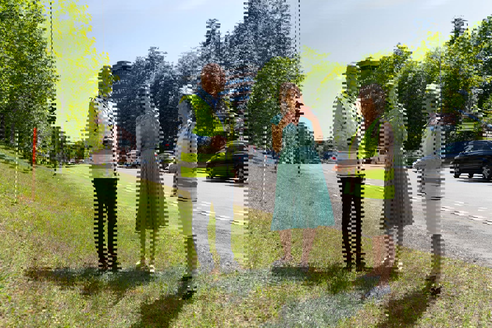  Thor Georg Sælid, konserndirektør for infrastruktur og prosjekter i Sporveien, Sirin Stav, byråd for miljø og samferdsel, og Birte Sjule, konsernsjef i Sporveien står der hvor ny utgang kommer. Foto: Christian Loennechen, Sporveien