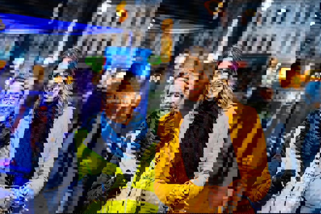 Trikkesjef Birte Sjule og byråd Sirin Stav skapte god stemning for de trikkereisende på Grünerløkka i Oslo onsdag morgen. Foto: Sporveien