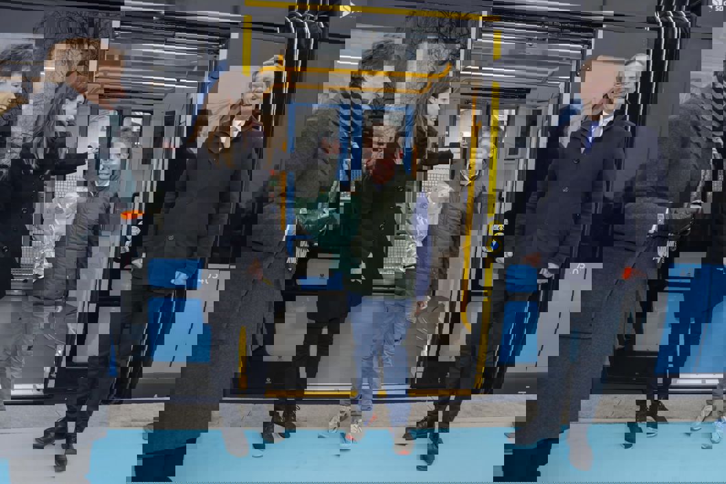 FØRSTEMANN: Ole Fredrik Klerck Sæthre var første person om bord da den første nye trikken ble klar for passasjerer. Fra venstre: Ordfører Marianne Borgen, byråd Sirin Stav og sporveissjef Cato Hellesjø. Foto: Trygve Indrelid NTB/kommunikasjon