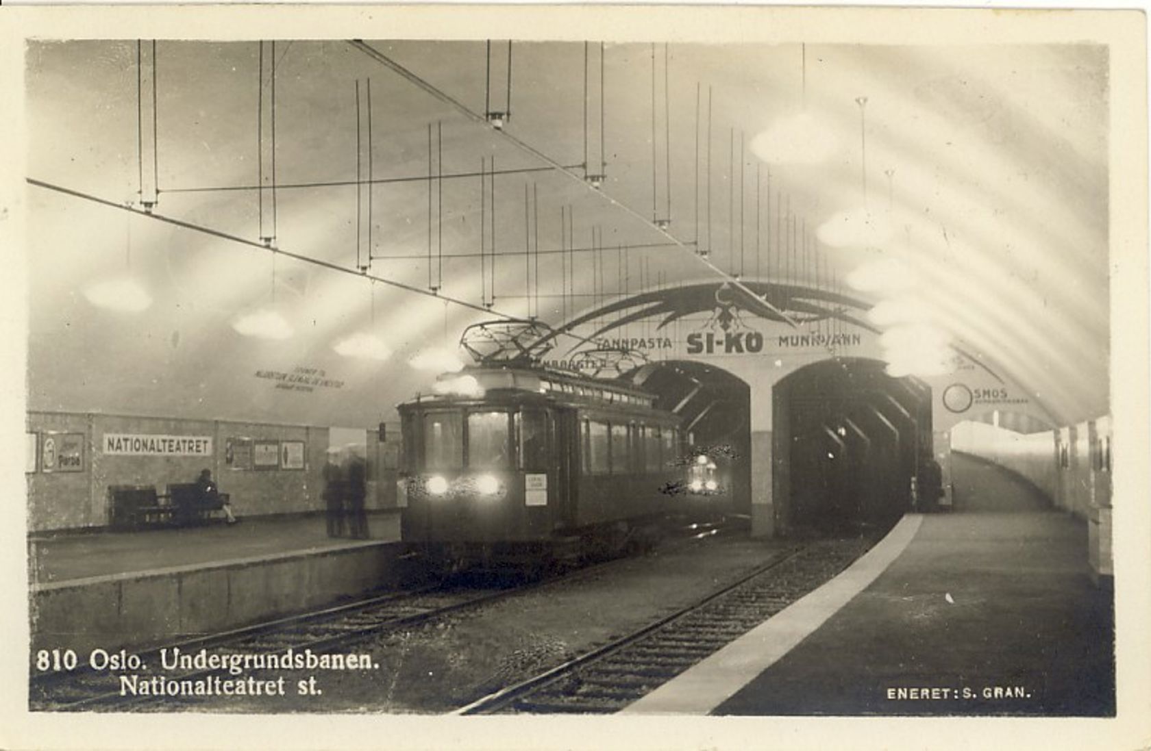 Bilde av en eldre trikk i en tunnel.