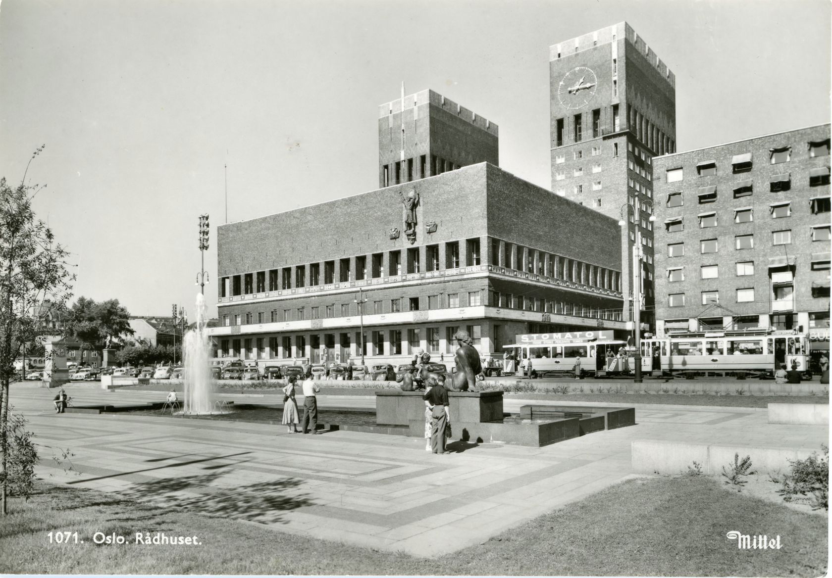 Svart-hvitt foto av rådhuset i front.