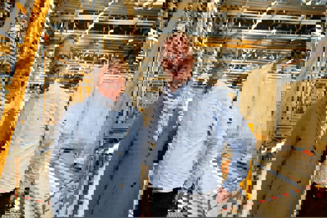 Ordfører Marianne Borgen og sporveissjef Cato Hellesjø er begge strålende fornøyd med nyoppgradert og større hovedverksted for T-banen i Oslo.