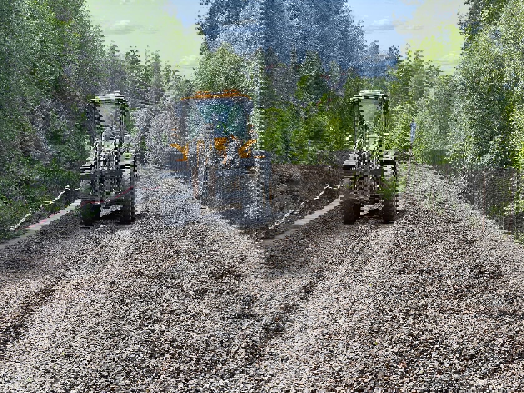 Den gamle T-banetraseen vil gi god plass til både gående og syklister. Traktor rydder turveien. Foto: Sporveien