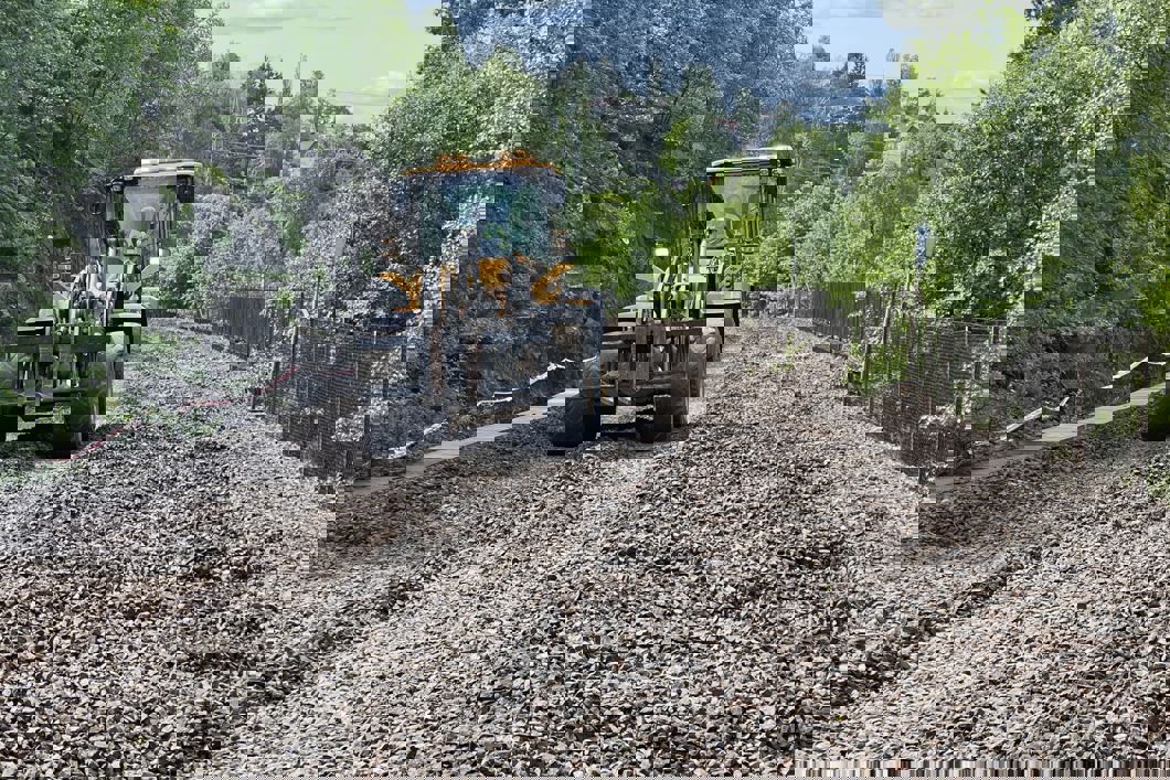 Den gamle T-banetraseen vil gi god plass til både gående og syklister. Traktor rydder turveien. Foto: Sporveien