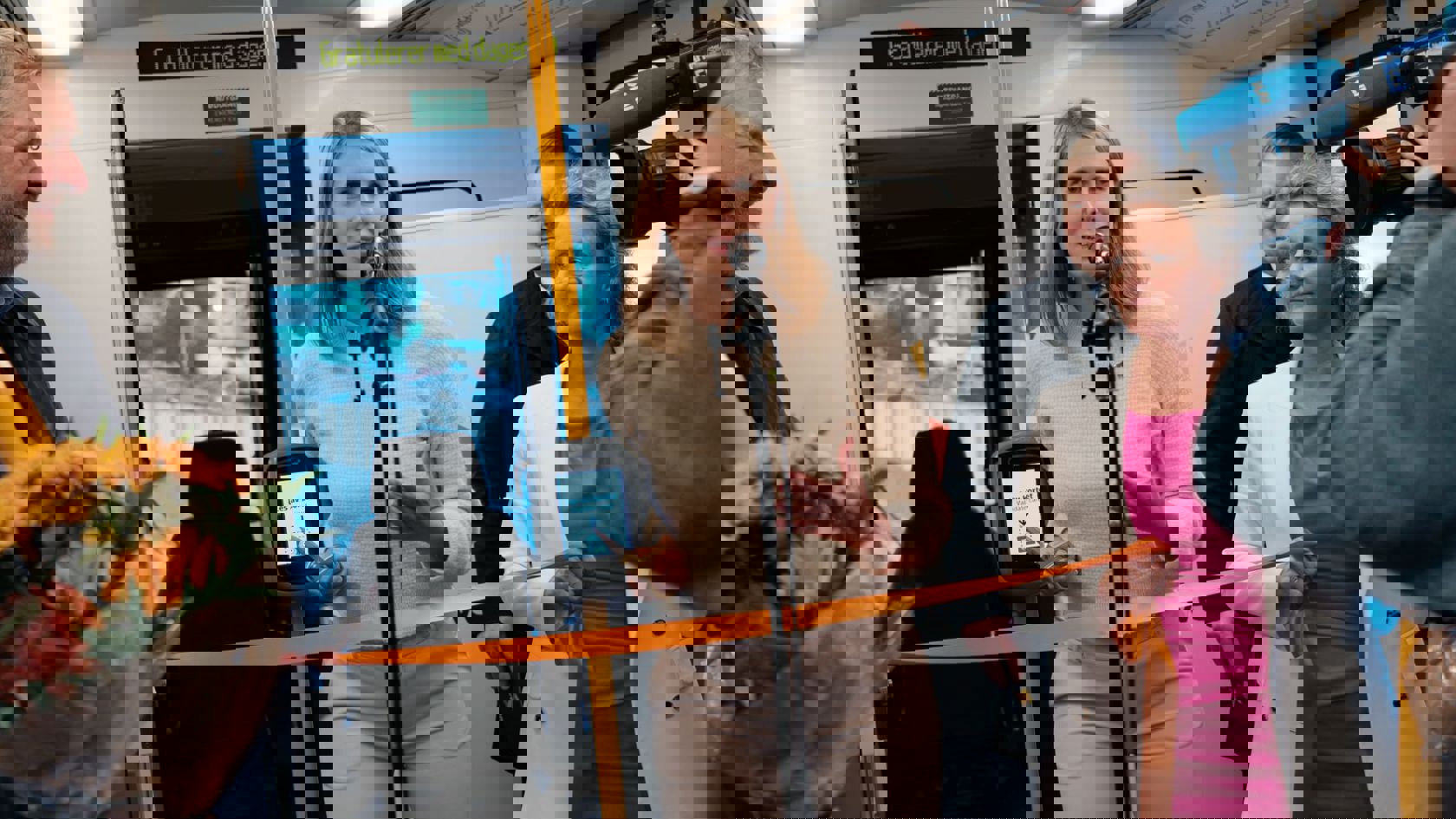 Oslos nye T-banetrasé åpnet mandag morgen. Byråd for miljø og samferdsel Sirin Stav sto for snorklippingen, flankert av fra venstre adm.dir. Bernt Reitan Jenssen i Ruter og konsernsjef Birte Sjule i Sporveien.