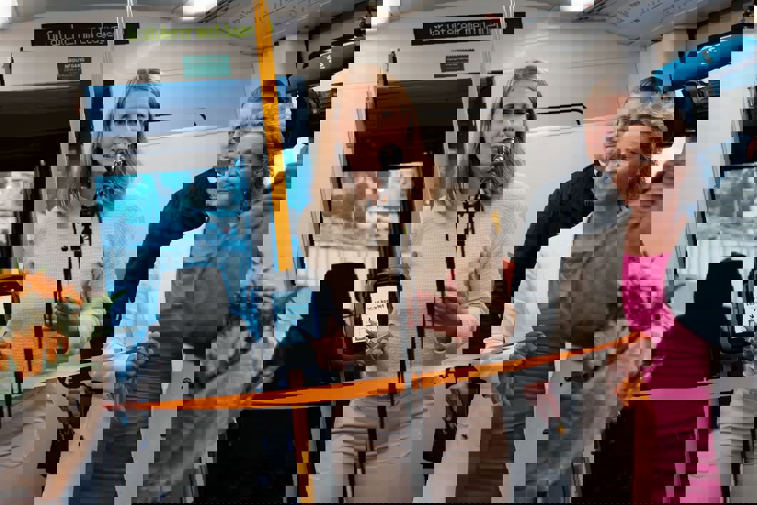 Oslos nye T-banetrasé åpnet mandag morgen. Byråd for miljø og samferdsel Sirin Stav sto for snorklippingen, flankert av fra venstre adm.dir. Bernt Reitan Jenssen i Ruter og konsernsjef Birte Sjule i Sporveien.