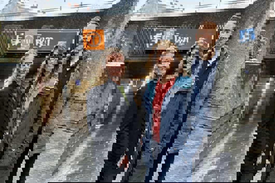 Sporveien skal signere flere nye rammeavtaler i 2024. Fra venstre: Leder for prosjektstøtte, Marit Gjestvang Petersen, leder for prosjekterings- og byggeledelse, Hild Andreassen Kollien, og senior innkjøper Bjørnar Aker Christensen. (foto: Sporveien)