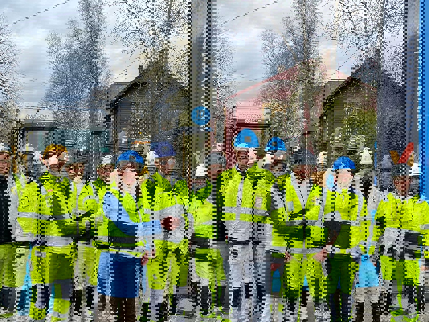 Byråd for miljø og samferdsel Sirin Stav og konserndirektør for infrastruktur og prosjekter i Sporveien Per Magne Mathisen, sammen med representanter fra Holdeplassprosjektet i Sporveien og entreprenøren NRC Norge.