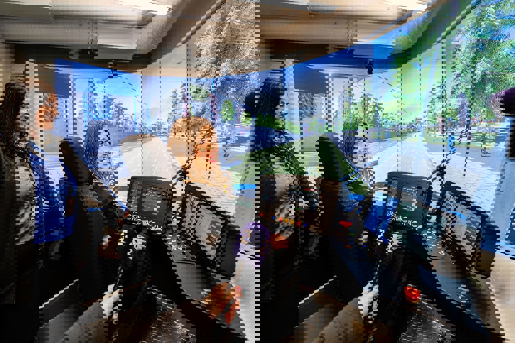 TRIKKEFØRER FOR EN DAG: Tirsdag testet Sirin Stav Sporveiens nye trikkesimulator. – Den nye trikkesimulatoren er en god investering, sier hun. Stav ble veiledet av førsteinstruktør Firizat Jusufi. Foto: Stian Olsson/Sporveien