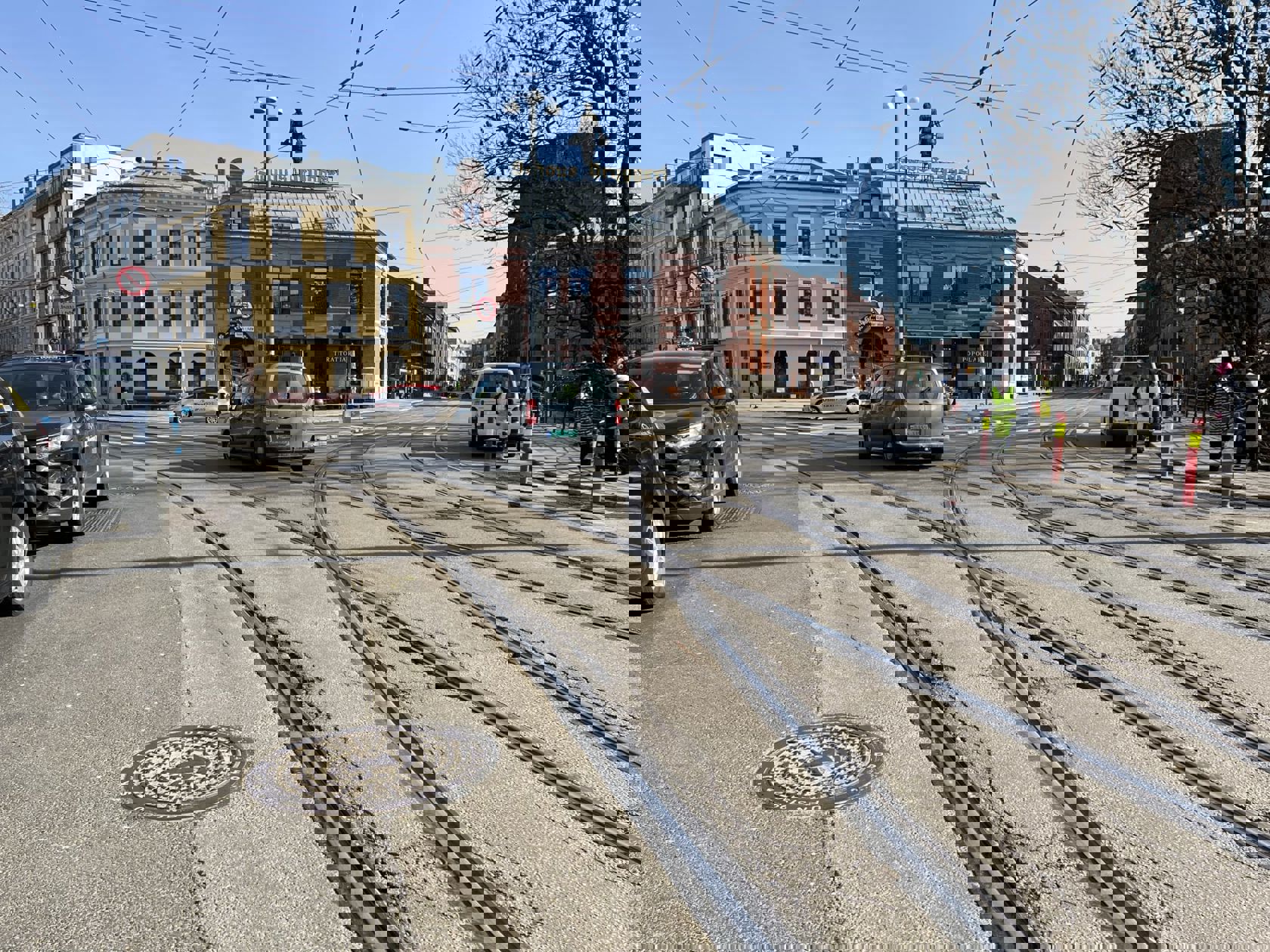 UTSLITT: Sporvekslene på Nybrua er utslitt og må byttes. At sporvekslene er så lange, og i tillegg ligger på en bru, gjør arbeidet mer komplisert enn vanlig.