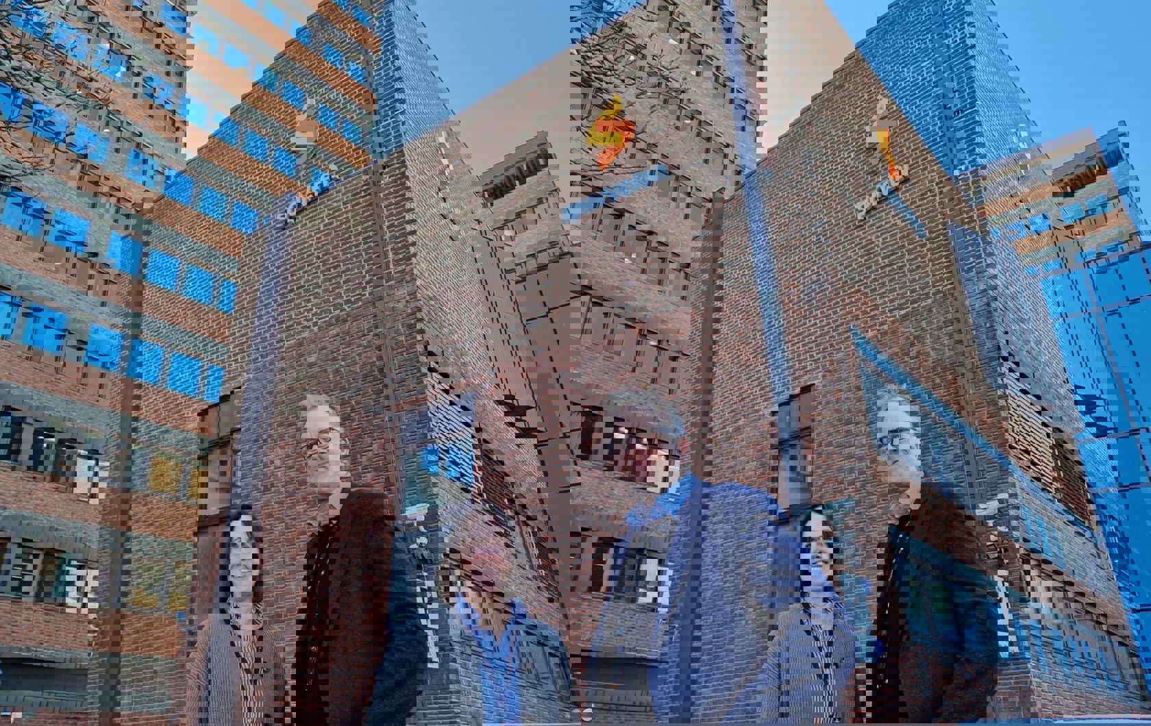 Mona Vestum og Bjørn Sandvik foran Sporveiens lokaer i Økernveien 9. Foto: Sporveien AS