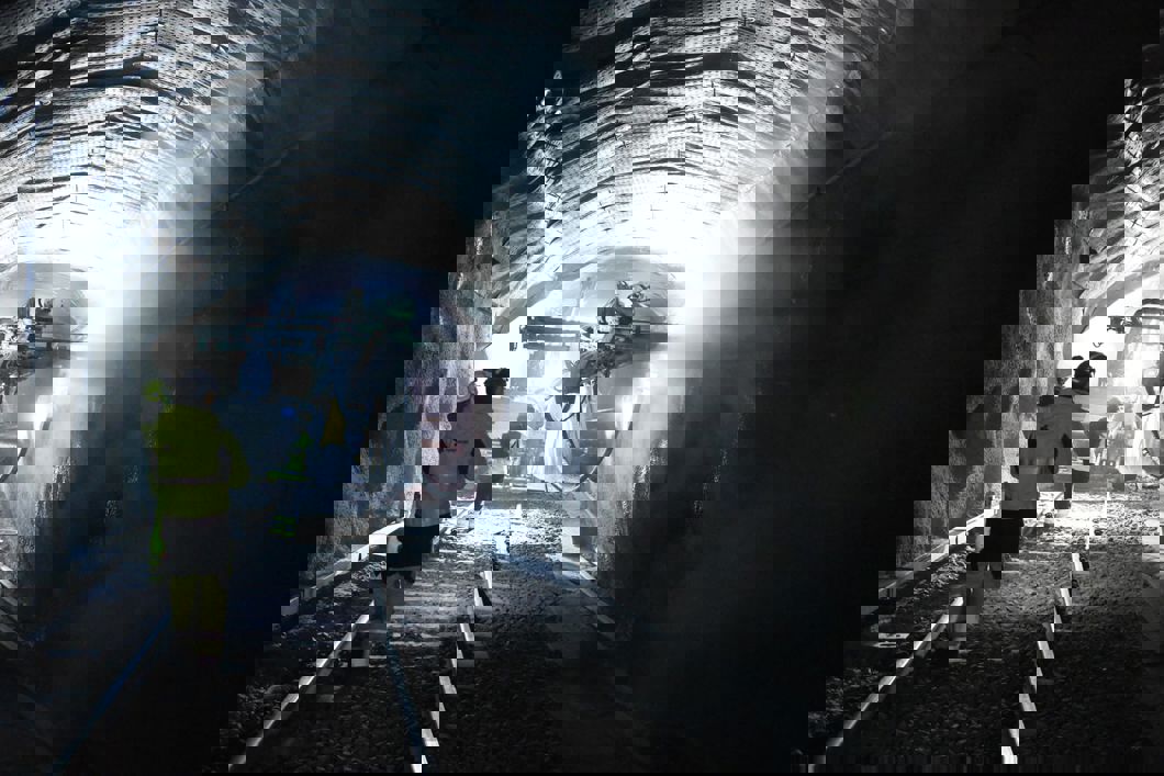 Mer enn 200 sikringsbolter er satt for å sikre fjellet i veggene og taket i T-banetunnelen under Oslo sentrum. Foto: Jan Rustad/Sporveienn.