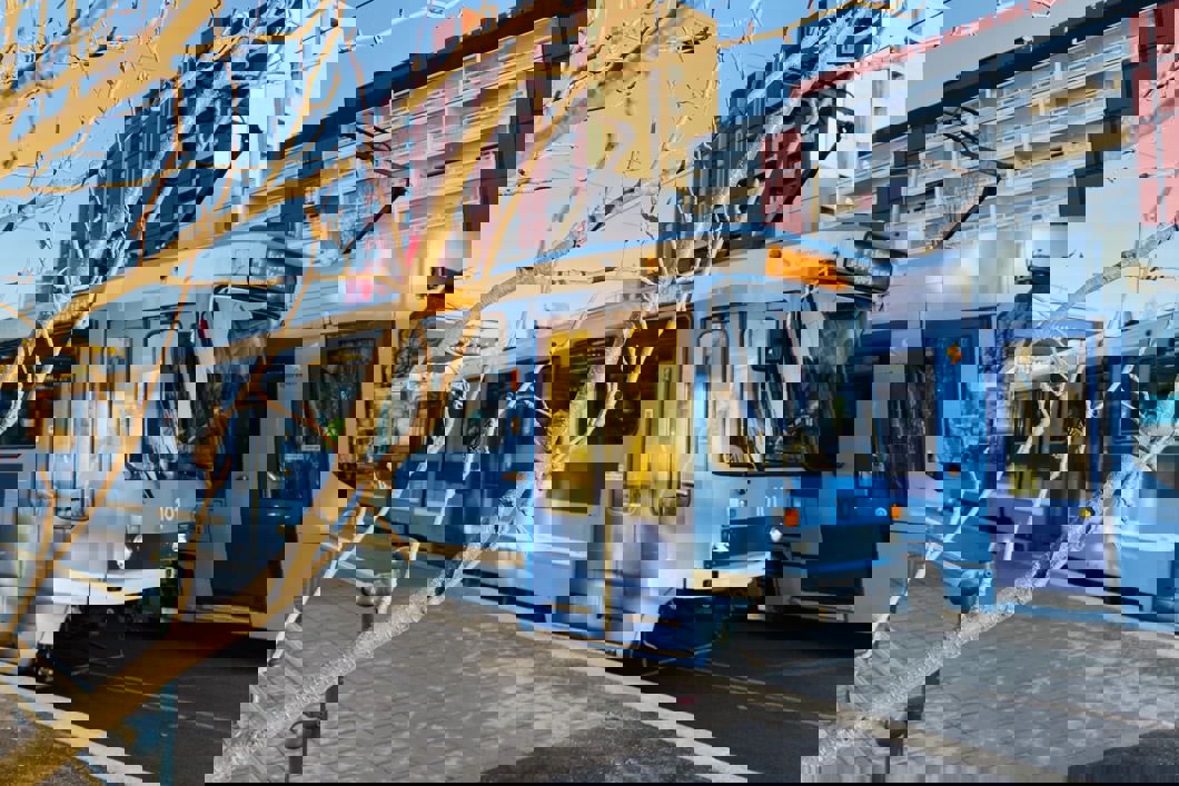 Første dag på nye spor for trikkene utenfor Sandaker senter (foto: Sporveien).