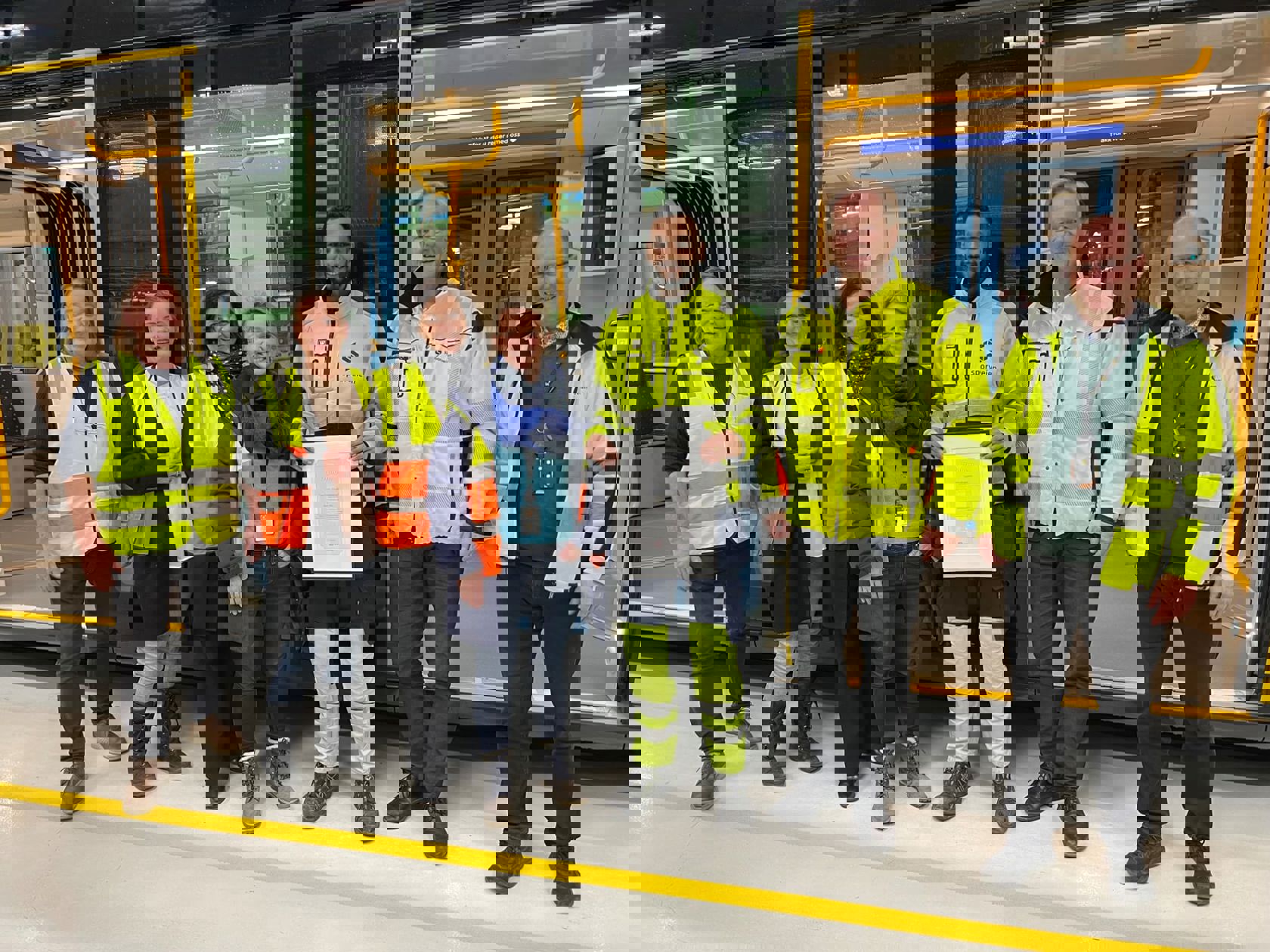 Prisvinneren (i midten) omgitt av representanter fra Fagforbundet, Sporveiens største fagforening OSA, og ledelsen i Sporveien ved blant annet trikkesjef Birte Sjule og Sporveissjef Cato Hellesjø. Foto: Sporveien