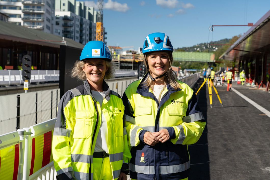 Alt i rute: Samferdselsbyråd Marit Vea (t.h.) besøkte Majorstuen stasjon og konsernsjef Birte Sjule i Sporveien onsdag, og fikk med seg siste innspurt før åpning. Foto: Sporveien AS/Christian Loennechen