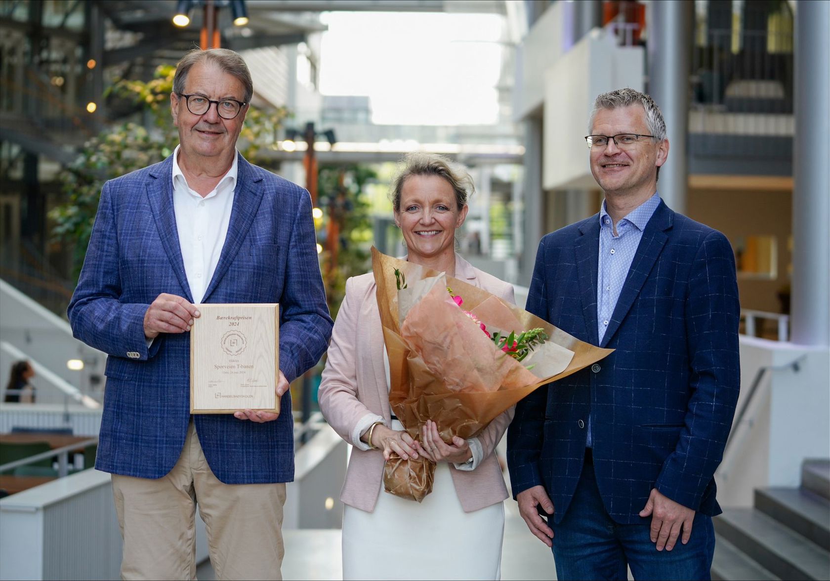 F.v. Per Magne Mathisen, administrerende direktør Sporveien T-banen, Birte Sjule, konsernsjef i Sporveien, Pål Silseth,  prosjektleder for Norsk Bærekraftbarometer og høyskolelektor ved Handelshøyskolen BI. Foto: Sporveien