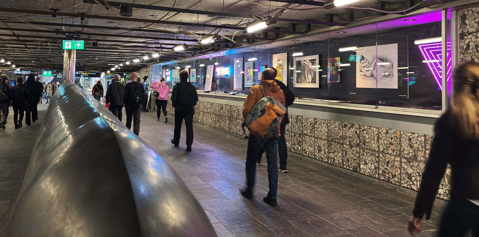 Sporveien og Pride Art inviterer til kunstutstilling hele juni. Bildet viser montering av kunstverkene i Sporveispassasjen.