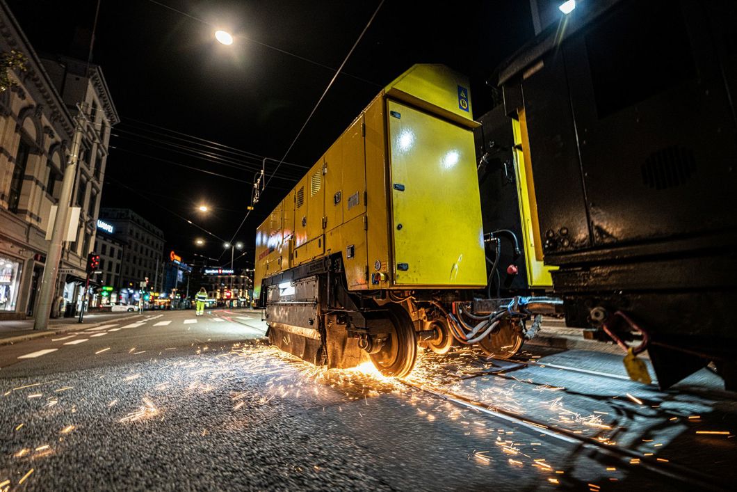Vedlikehold for en grønnere fremtid: Det årlige vedlikeholdet av trikkeskinnene forlenger levetiden til spor og materiell (foto: Sporveien).