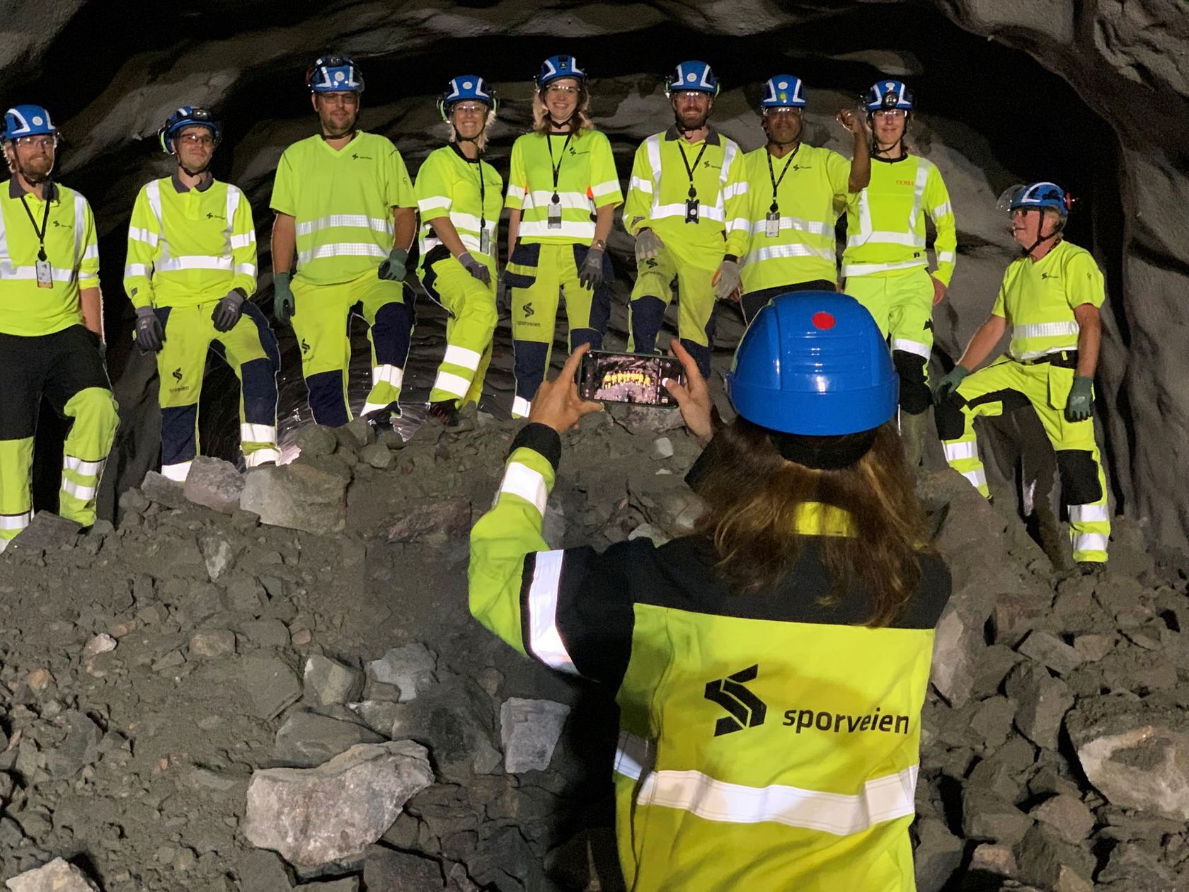 Sporveisansatte foreviget under gjennomslagsfesten i Hellerudtunellen.