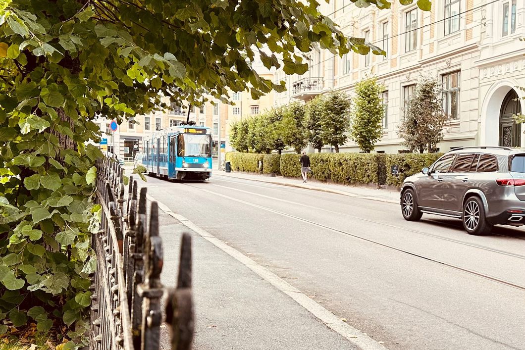 SL79-trikk ved holdeplass, Riddervolds plass. Fra 2027 vil trikker fra Sporveiens nye SL18-flåte trafikkere over Briskeby. Foto: Sporveien.