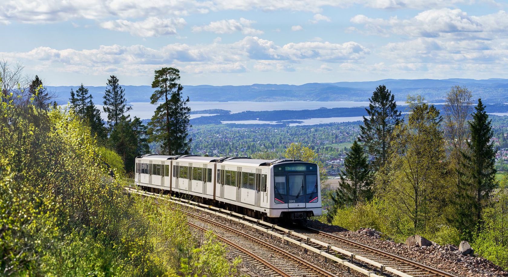 T-banens linje 1 med utsikt over Oslofjorden. I sommer skal viktig infrastruktur på Holmenkollbanen oppgraderes (Foto: Sporveien). 