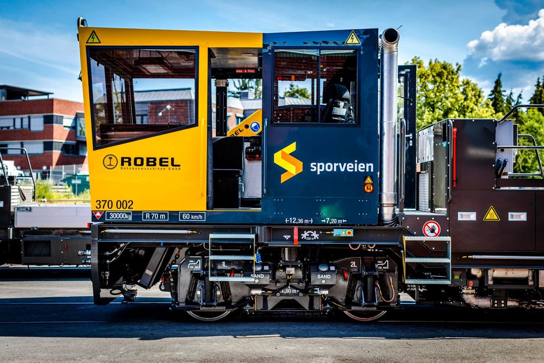 Avbildet er en arbeidsmaskin. På denne maskinen skal kameraløsningen festes.