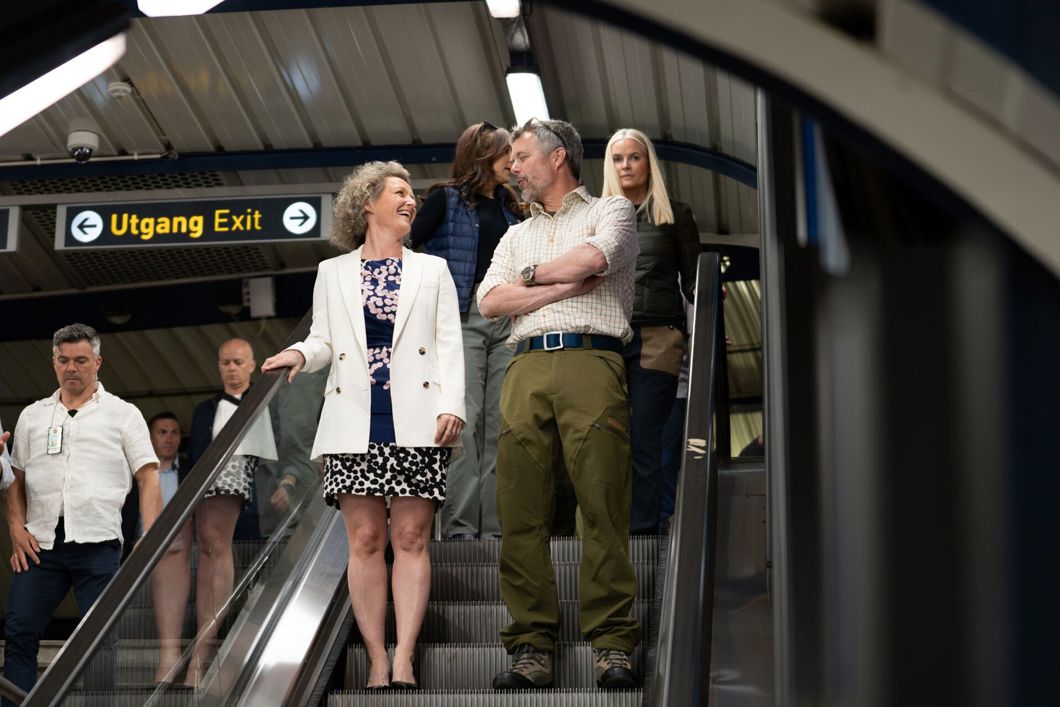 Sporveiens konsernsjef Birte Sjule ønsker H.M. kongen av Danmark velkommen på Stortinget T-banestasjon. I bakgrunnen sees H.M. dronningen av Danmark og H.K.H. Kronprinsesse Mette Marit. Foto: Sporveien