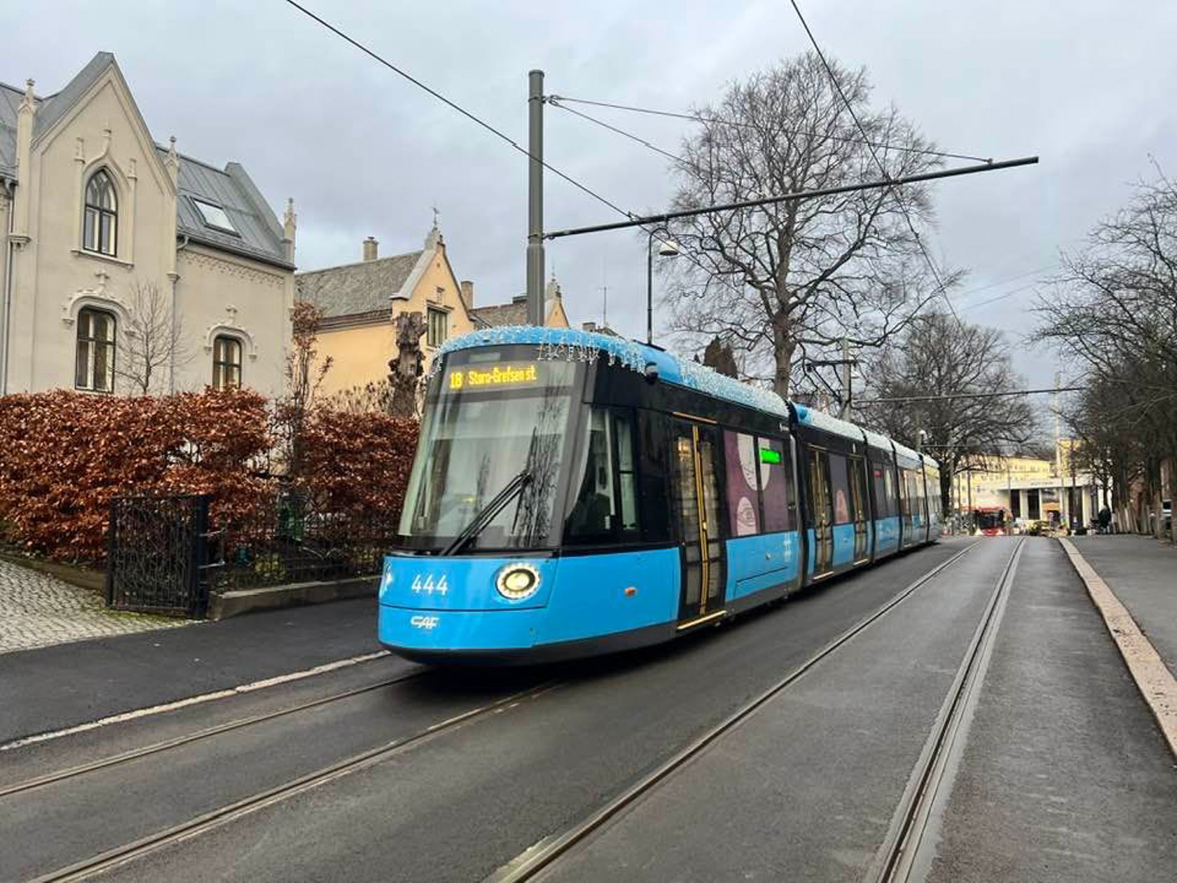 For første gang på 100 år går det trikk i Josefines gate igjen. Juletrikken kjørte på den nye trikketraseen da den åpnet (foto: Sporveien).