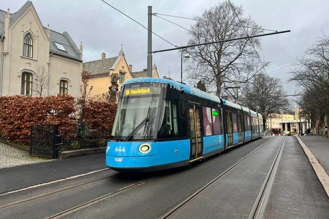 For første gang på 100 år går det trikk i Josefines gate igjen. Juletrikken kjørte på den nye trikketraseen da den åpnet (foto: Sporveien).
